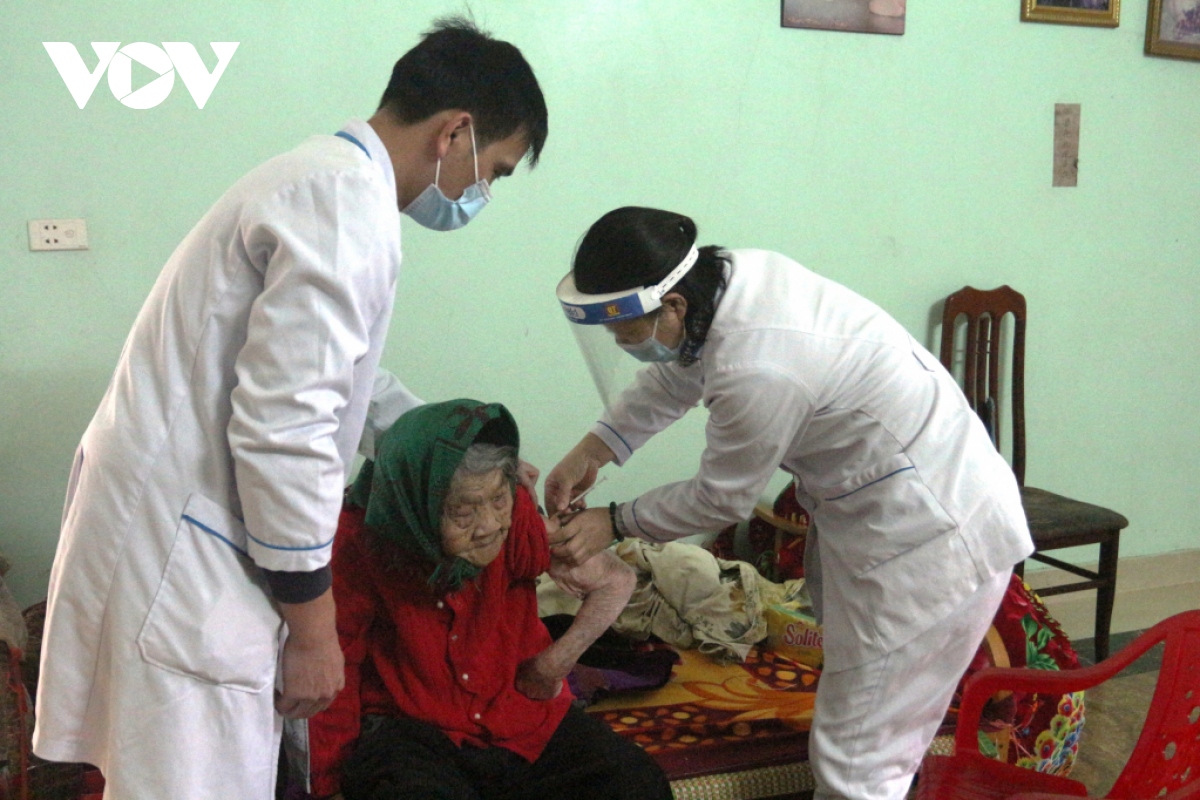 Quảng Ninh sẽ tiêm vaccine Covid-19 cho người trở về ăn Tết